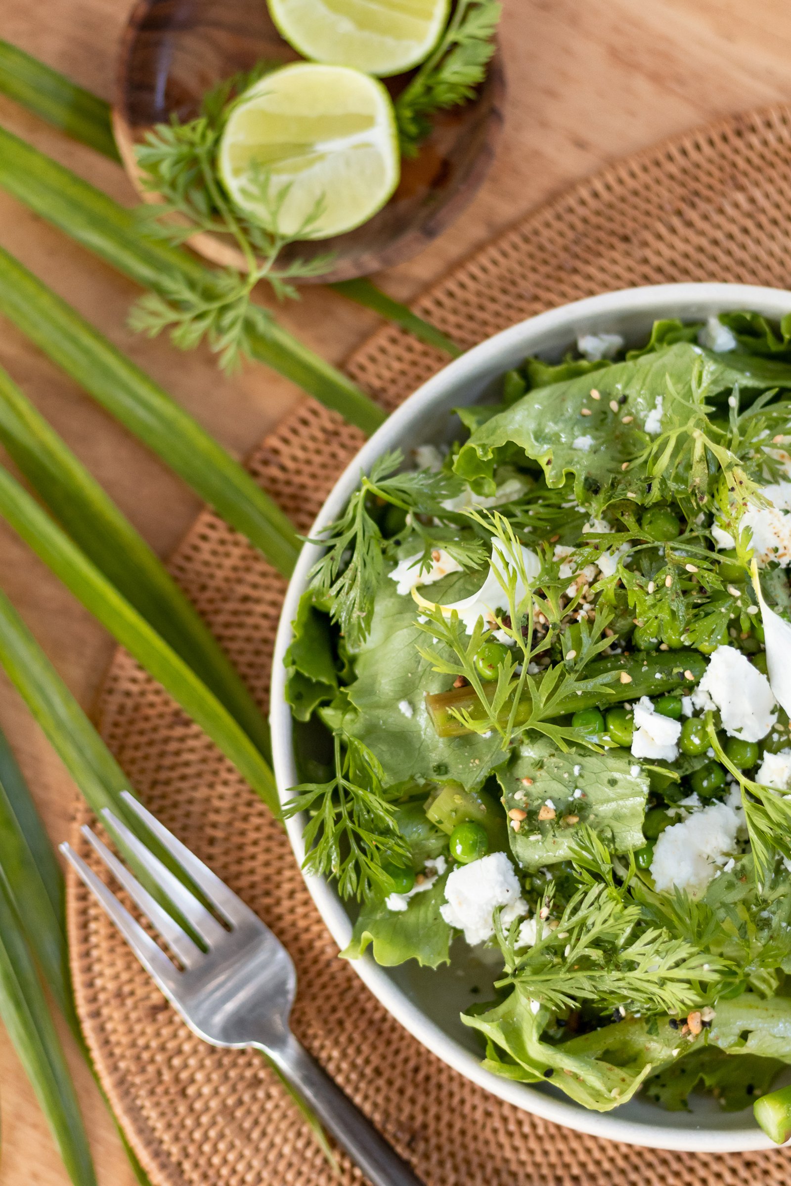Salada fresca com queijo, ervas e sementes — ingredientes orgânicos da Fazenda Pachamama